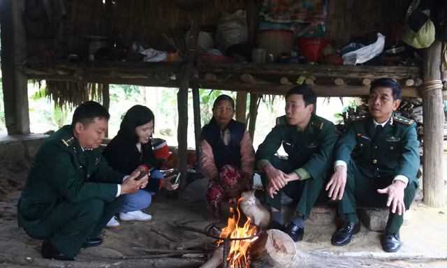 Ấm tình quân dân