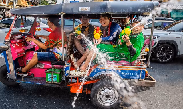 Người dân địa phương bắn súng nước