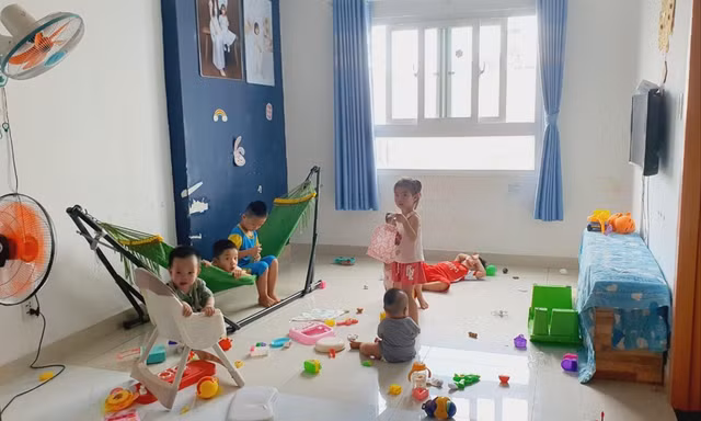 Lớp giữ trẻ tự phát dịp hè trong chung cư ở quận 12, TPHCM ẢNH: NGÔ TÙNG 