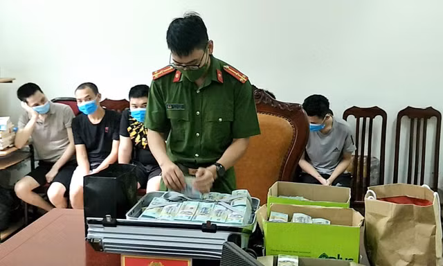 Số lượng lớn tiền mặt trong vụ án bị thu giữ 