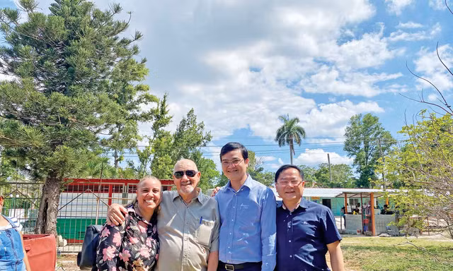 Bí thư thứ nhất T.Ư Đoàn Bùi Quang Huy cùng bố con chú Jose Alberty và tác giả ở ngoại ô La Habana