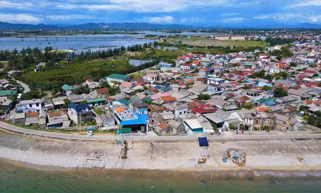  Người dân sống bất an bên tuyến kè biển gãy sụp