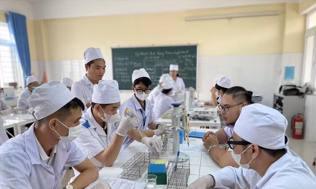Sinh viên Trường Trung cấp Y tế Đặng Văn Ngữ, Viện Sốt rét-Ký sinh trùng-Côn trùng T.Ư trong giờ học thực hành. Ảnh: NGHIÊM HUÊ