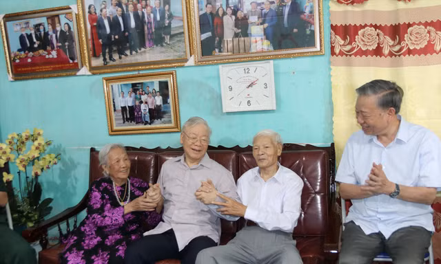 Gia đình ông Nguyễn Xuân Khoát vui mừng đón Tổng Bí thư Nguyễn Phú Trọng đến nhà thăm năm 2023