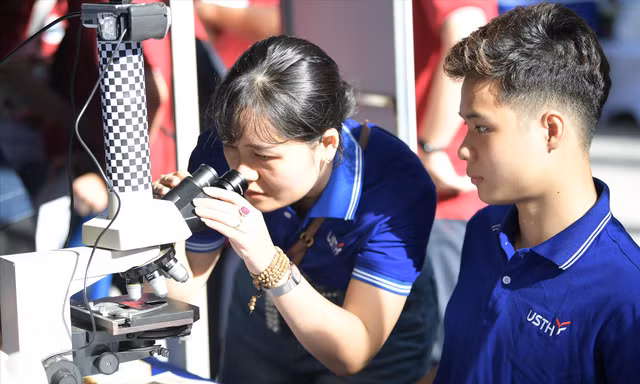 Trải nghiệm thiết bị nghiên cứu khoa học hiện đại tại Ngày hội tuyển sinh ĐH năm 2025. Ảnh: DƯƠNG TRIỀU