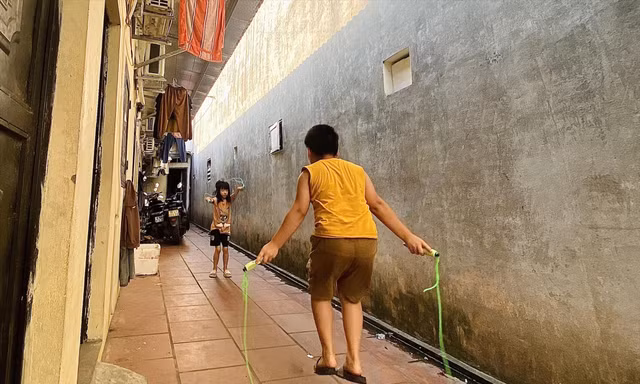 Con trai chị Nguyễn Hạnh Mai (quê ở Phú Thọ) đang chơi nhảy dây ở không gian hành lang của dãy trọ