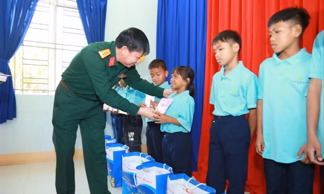 Đại tá Trần Viết Năng - Trưởng ban Thanh niên Quân đội trao quà Tết tặng học sinh nghèo ở huyện Khánh Sơn, tỉnh Khánh Hòa 