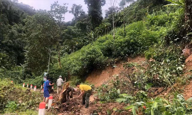 Bão số 4 suy yếu thành áp thấp: Lo sạt lở đất
