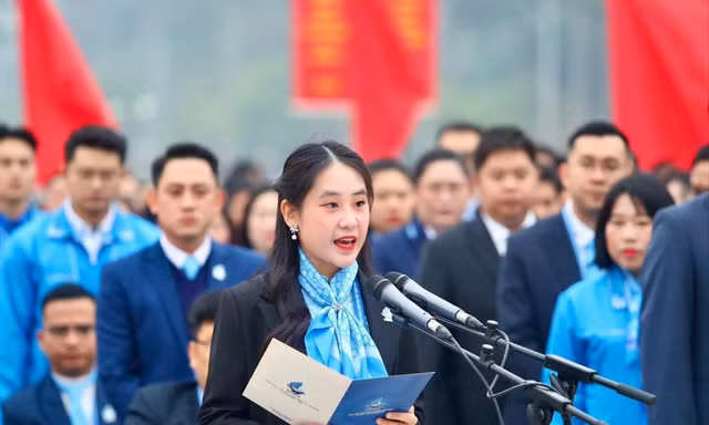 Chu Hoa Bảo Trâm đại diện đại biểu Đại hội đại biểu toàn quốc Hội LHTN Việt Nam lần thứ IX, nhiệm kỳ 2024-2029 đọc báo công dâng Bác