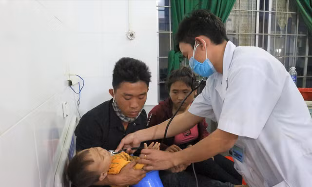 Cán bộ y tế huyện Ea Súp thăm khám sức khỏe cho trẻ em 