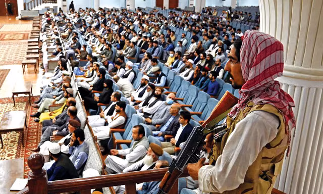 Chiến binh Taliban giám sát một buổi họp