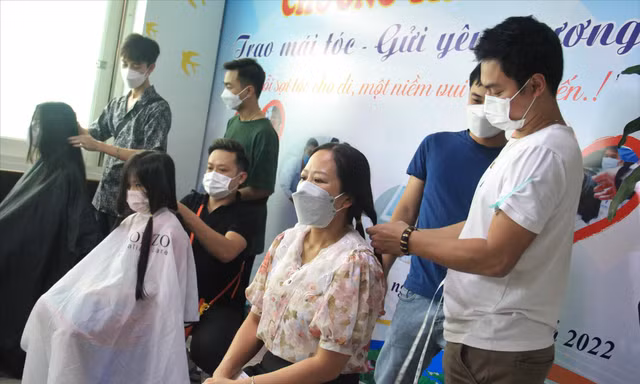 Những mái tóc dài dày công chăm dưỡng được hiến tặng cho các bệnh nhân ung thư Ảnh: Thanh Trần