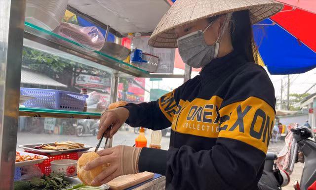 Không tìm được việc làm, chị Hương Giang ra chợ bán bánh mì mưu sinh ảnh: U.P 