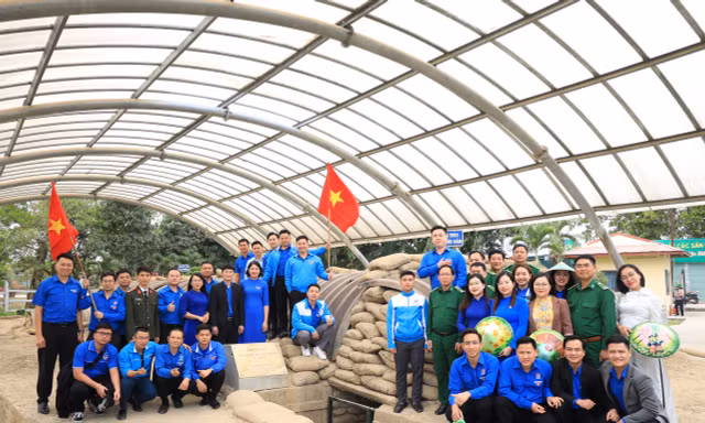 Đoàn đại biểu tìm hiểu tại hầm Đờ Cát (De Castries). Nơi này, Tướng De Castries và toàn bộ Bộ Chỉ huy của quân Pháp đã bị quân ta bắt sống, kết thúc thắng lợi cuộc đấu tranh gian khổ của quân và dân ta