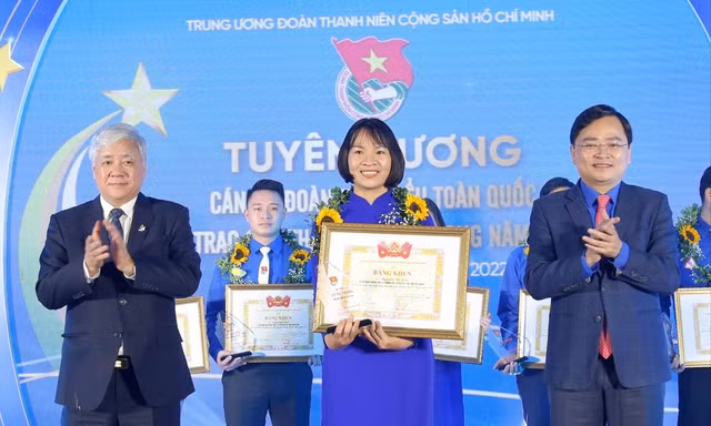 Ông Đỗ Văn Chiến, Bí thư T.Ư Đảng, Chủ tịch Ủy ban T.Ư MTTQ Việt Nam và ông Nguyễn Anh Tuấn, (bên phải, nay là Bí thư Tỉnh ủy Bắc Ninh) trao Giải thưởng Lý Tự Trọng năm 2022 ẢNH: BẢO ANH 