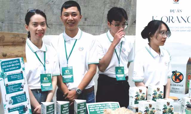 Vợ chồng anh Dũng tại cuộc thi ý tưởng/dự án khởi nghiệp xanh – phát triển bền vững 
