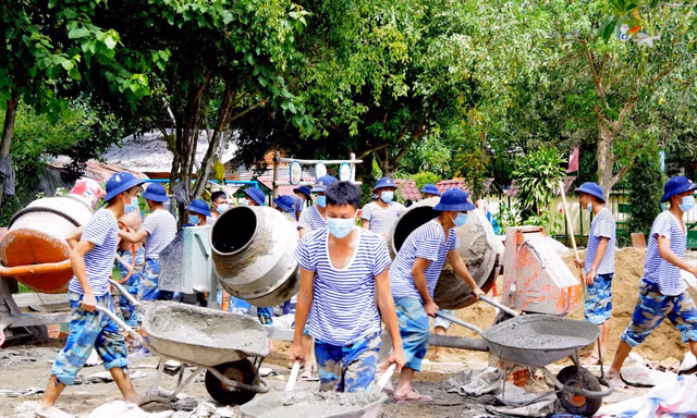 Tuổi trẻ HVHQ giúp nhân dân xã miền núi Khánh Trung (huyện Khánh Vĩnh, tỉnh Khánh Hòa) xây dựng khuôn viên trường mầm non 