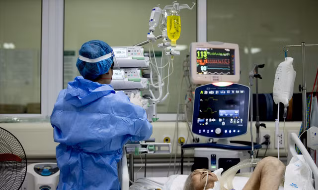 Điều trị bệnh nhân nặng tại BV Bệnh Nhiệt đới T.Ư Ảnh: Thái Hà 