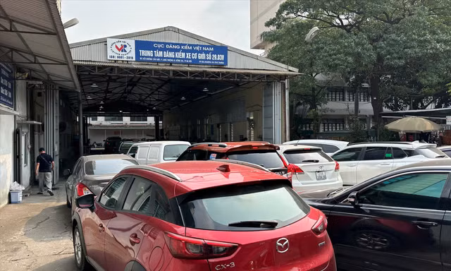 Ùn ứ kéo dài tại trung tâm đăng kiểm 2903V (Cầu Giấy) trong đầu tháng 5 vừa qua