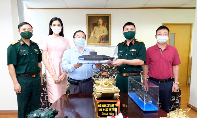 Thượng tá Trần Viết Năng, Trưởng ban Thanh niên Quân đội trao tặng chương trình gây quỹ ủng hộ tuyến đầu của báo Tiền Phong mô hình tàu ngầm Kilo 636 và mô hình xe tăng ẢNH: HOÀNG MẠNH THẮNG 