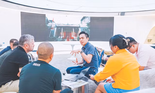 Huy Nguyễn đang làm việc cùng đồng sự và đối tác 