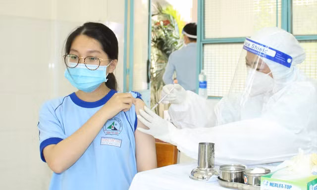 Học sinh chích vắc xin ngừa COVID-19. Ảnh: Vân Sơn