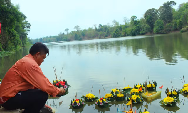  Lễ hội hoa đăng thả bè trên dòng Sêrêpôk