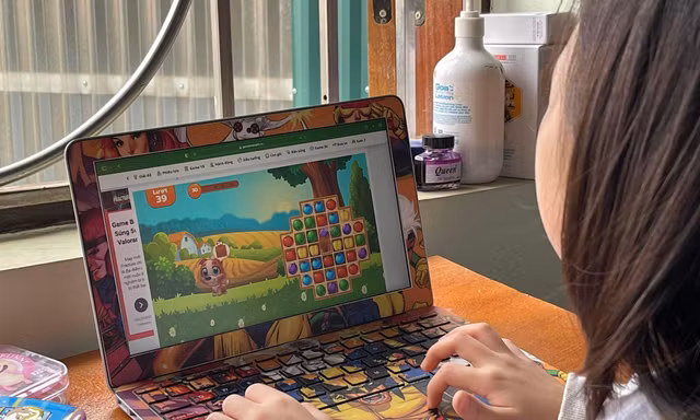 Học sinh nghiện game, cày game trong cả giờ học trực tuyến. ảnh: Như Ý