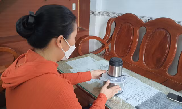 Bà N và máy xay thịt từ chương trình quà tặng tri ân Ảnh: Hoàng Thuận