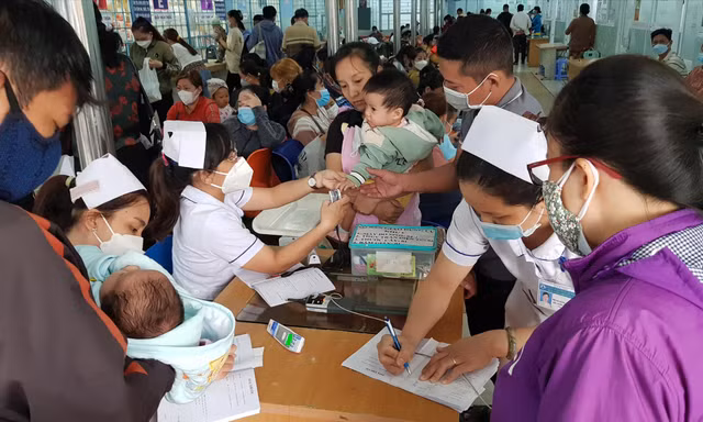 Trẻ mắc bệnh hô hấp điều trị tại Bệnh viện Nhi Đồng 1 TPHCM ảnh: Vân Sơn 