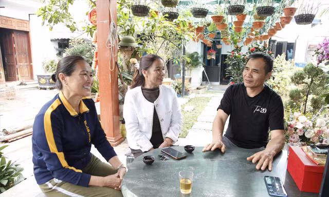 Ông Nguyễn Văn Tuấn (bố Hòa Minzy) trò chuyện về con gái với bà con hàng xóm Ảnh: NGUYỄN THẮNG 