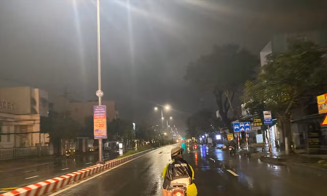 Đà Nẵng sau 0 giờ, cũng là lúc nhiều người mới chính thức bắt đầu guồng quay mưu sinh ảnh: Minh Hiền 