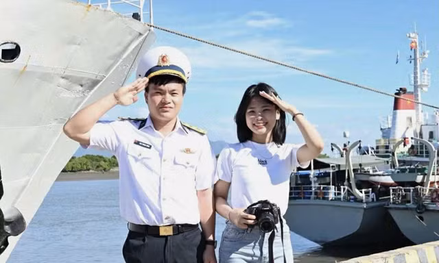 Nhà báo Uyển Nhi tác nghiệp ở biển đảo 