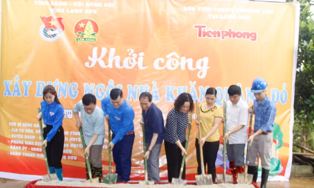 Khởi công xây dựng nhà “Khăn quàng đỏ” cho gia đình em Thảo Ảnh: Duy Chiến