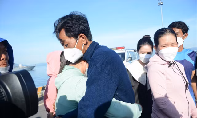 Vợ chồng thuyền viên Bùi Văn Vinh vui mừng khi gặp lại tại Quân cảng Cam Ranh Ảnh: THỤC HIỀN