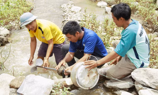 Anh Moong Văn Dậu cùng người dân bản Nhãn Lỳ sửa tua bin phát điện
