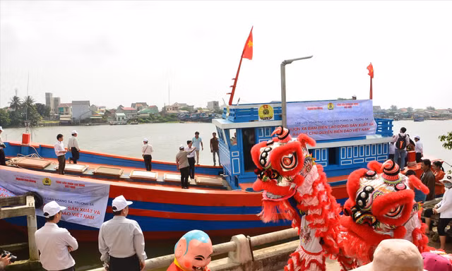 Lễ bàn giao tàu cá cho Nghiệp đoàn nghề cá An Hải ảnh: p.v 