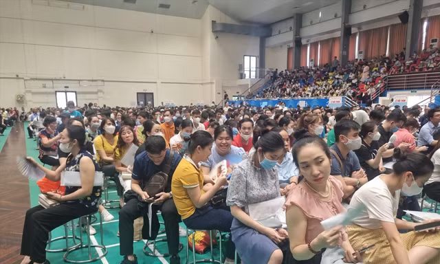 Người dân xếp hàng, chờ đợi bốc thăm may rủi NƠXH Trung Văn (Nam Từ Liêm, Hà Nội) Ảnh: Ngọc Mai 