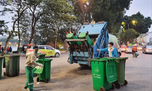 Công nhân vệ sinh môi trường trên đường phố Hà Nội 