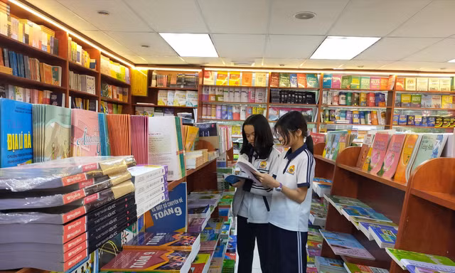 Thêm các đầu SGK sẽ tăng thêm gánh nặng chi phí đối với phụ huynh Ảnh: Diệp An 