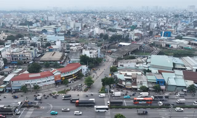 Cầu Tân Kỳ Tân Quý cách quốc lộ 1 không xa Ảnh: HH
