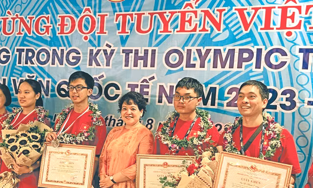 Thầy Lê Mạnh Cường (ngoài cùng bên phải) – người dẫn dắt đoàn học sinh dự thi Olympic Thiên văn và Vật lý thiên văn Quốc tế 