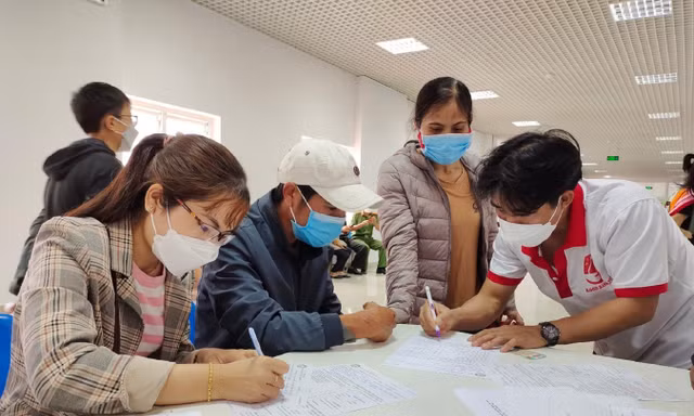 Anh Bình (phải) hướng dẫn tình nguyện viên làm thủ tục hiến máu 