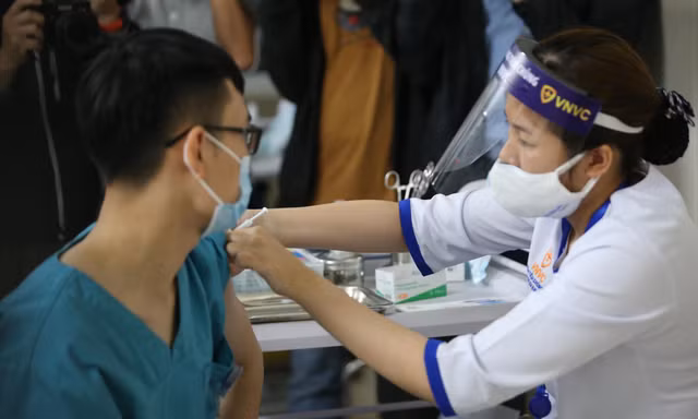 Bộ Y tế đề nghị lập các Tổ công tác đặc biệt thúc đẩy tiêm vắc xin Ảnh: Hà Minh 
