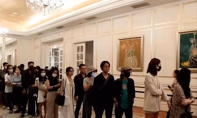 Khách tham quan xếp hàng để xem những bức tranh triệu đô tại triển lãm 