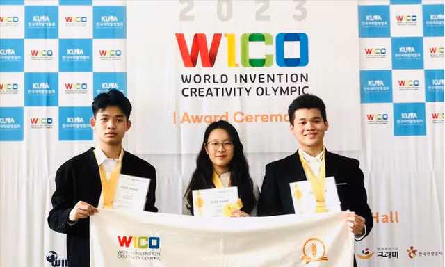 Vi Dương Phong (ngoài cùng bên trái) tại cuộc thi Olympic Phát minh và Sáng chế khoa học quốc tế 2023 Ảnh: NVCC 