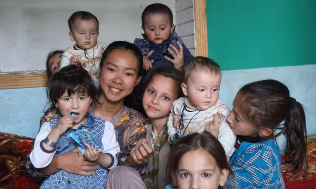 Nguyễn Thị Thanh Tâm (SN 1996, ở TPHCM) chụp ảnh cùng những đứa trẻ ở Afghanistan trong một chuyến du lịch 