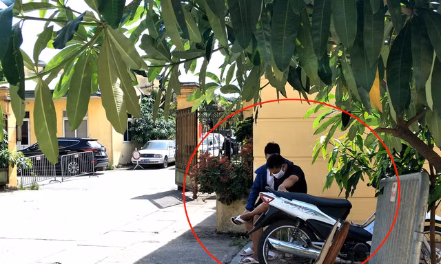 Nhóm “cò mồi” luôn có mặt ở cổng số 5 Ngọc Hồi (Hoàng Mai, Hà Nội) để chặn ô tô lại, gạ chủ xe làm dịch vụ có thu phí 