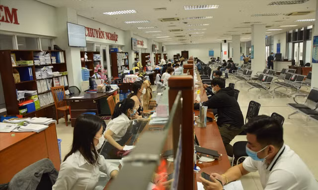 Cán bộ, công chức làm việc tại Trung tâm Hành chính thành phố Đà Nẵng