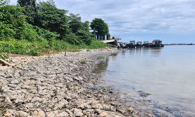 Bờ kè do Cty Nam Hào Kiệt thi công thuộc gói thầu số 11 (dự án sạt lở khẩn cấp bờ sông Hậu đoạn qua xã Vĩnh Thạnh Trung và Bình Mỹ, huyện Châu Phú, tỉnh An Giang)